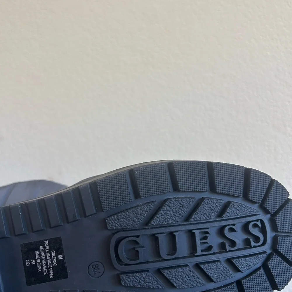 GUESS Leeda 2 Gray Cold Weather Booties Sz 8 Dark Gray Puffer Style Toggle Women